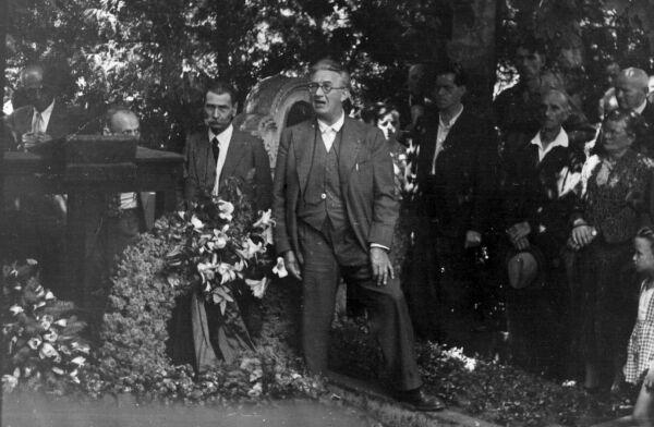 Abbildung 23: Wilhelm Sander spricht bei der Urnenbeisetzung Hans Vogels, die anlässlich des Parteitags am 29. Juni 1946 in Nürnberg stattfand