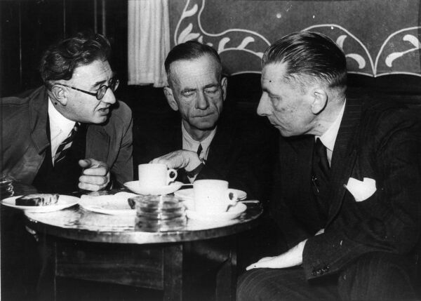 Abbildung 25: Wilhelm Sander, Kurt Schumacher, Victor Agartz (von links) 1946 in London