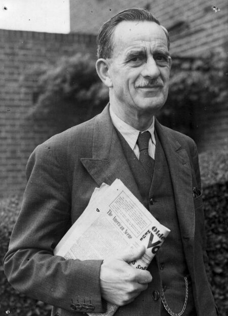 Abbildung 28: Hans Vogel 1942 in London. Nach der Rückkehr in die Heimat sollen für ihn die "Sozialistischen Mitteilungen" das "Beweisstück" für das korrekte Verhalten des Parteivorstands im Exil sein