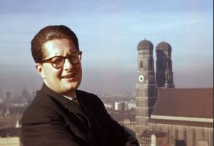 Hans-Jochen Vogel vor dem Turm der Münchner Frauenkirche