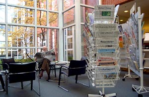 Blick in die Bibliothek, Auswahl überregionaler Zeitungen und lesender Benutzer
