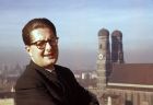 Hans-Jochen Vogel vor dem Turm der Münchner Frauenkirche Hans-Jochen Vogel vor dem Turm der Münchner Frauenkirche