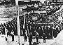 Erste Maidemonstration im befreiten Konzentrationslager Buchenwald, 1. Mai 1945