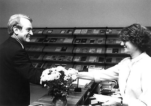 Besuch des Ministerpräsidenten von Nordrhein-Westfalen, Johannes Rau, im Archiv der sozialen Demokratie, 25.10.1982 